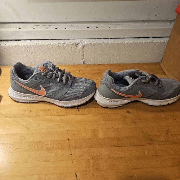 Nike Downshifter 6 Women's Size 8 Grey White Red Running Shoes - Picture 2 of 6